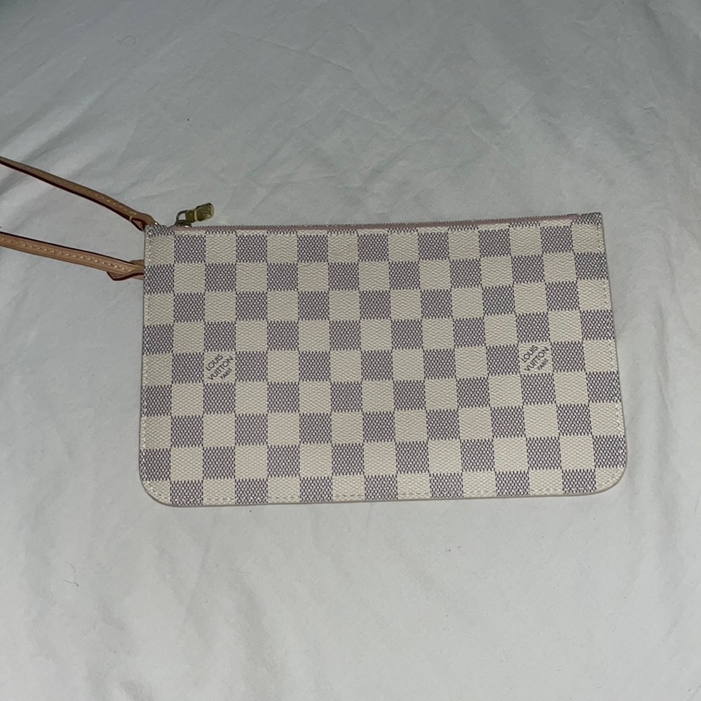 louis vuttion neverfull pouch azur